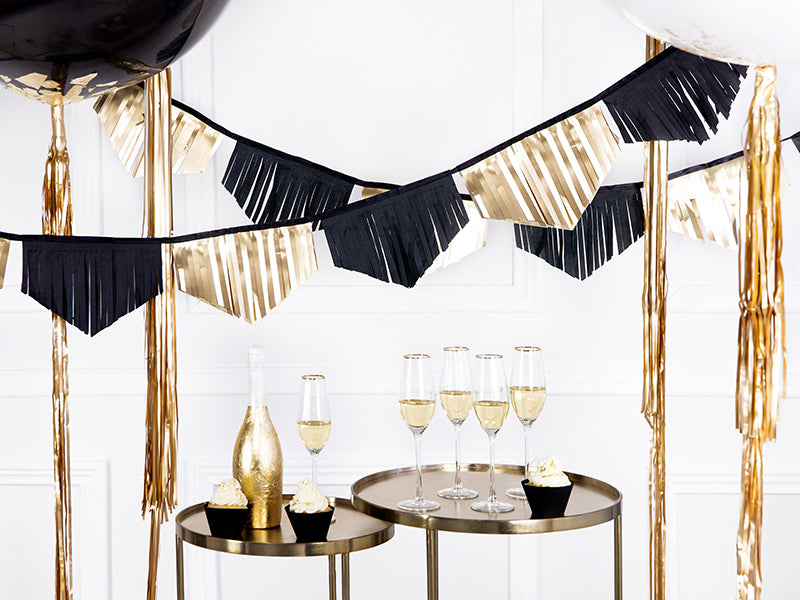 Scalloped fringe garland